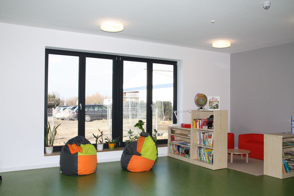 Leseraum Die bodentiefen Fenster lassen viel Licht in die Räume.