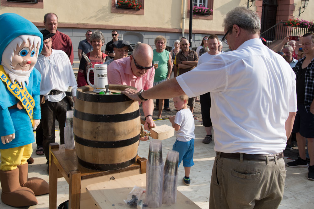 Stadtfest Eilenburg 2018, C: Carsten Lippert (Kopie) Traditionell: Oberbürgermeister Ralf Scheler sticht das erste Faß Bier persönlich an. C: Carsten Lippert