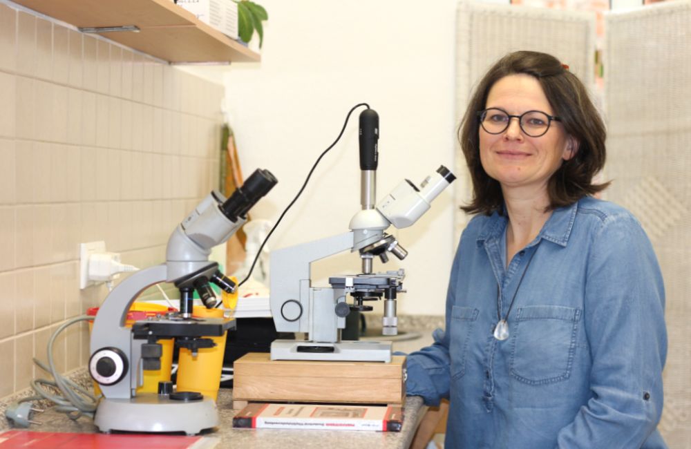 Antje Gredig im Laborraum ihrer Praxis.